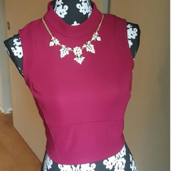 BEBE | High-Neck Burgandy Wine Crop Top - Picture 4 of 4